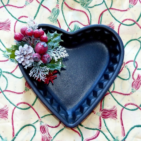 Heavy Cast Iron Heart-shaped Baking Pan - Picture 1 of 4